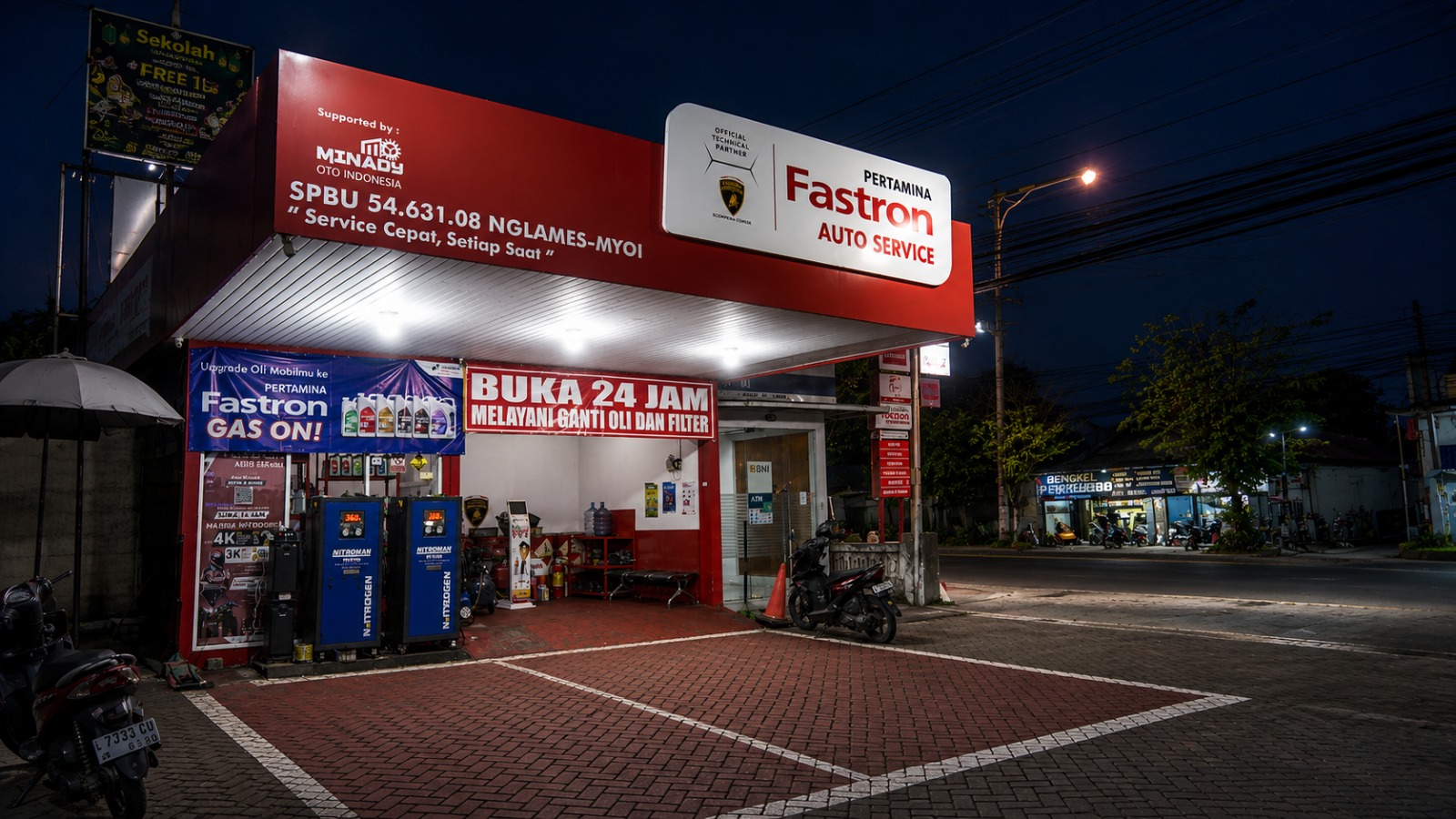Outlet bengkel bengkel Minady di area pintu keluar SPBU dengan teknisi yang sedang bekerja